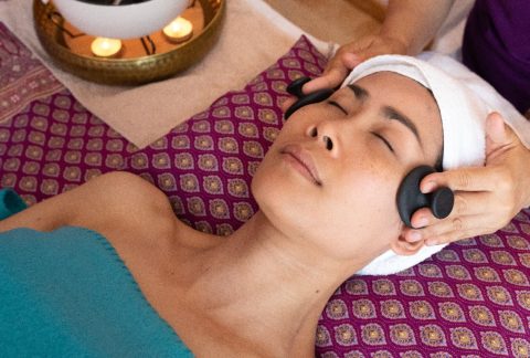 Hot-Stone Gesichts-Massage mit Peeling